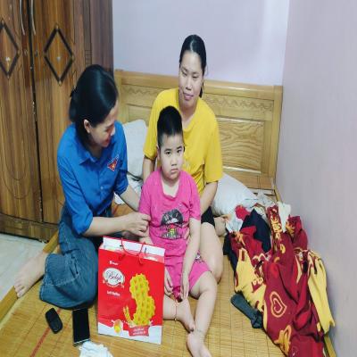 Đoàn xã Hà Nam đồng hành với các em thiếu nhi tại địa bàn dân cư có hoàn cảnh khó khăn nhân dịp Tết Trung thu năm 2025